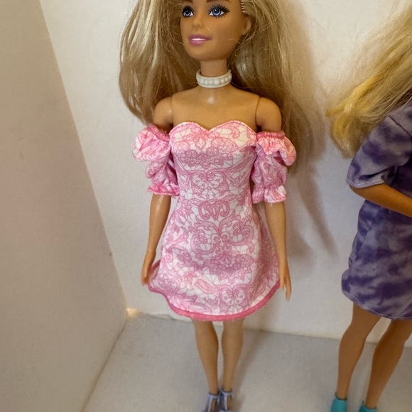 Five Blonde Barbies with all NEW outfits and accessories and storage bags! - Picture 4 of 16